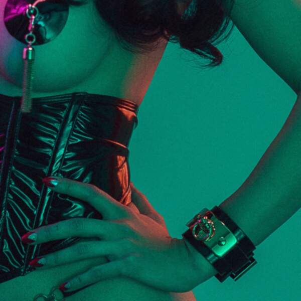 Kinky Diva - Vegas Sinners - Zwarte Lak Handboeien met Goud - Afbeelding 5