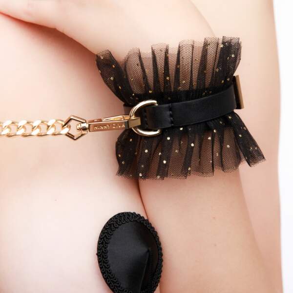 Kinky Diva - Wrist Cuffs - Handboeien - BDSM - Kant - Glitter - Ketting - PU Leer - Zwart - Goud - Afbeelding 3