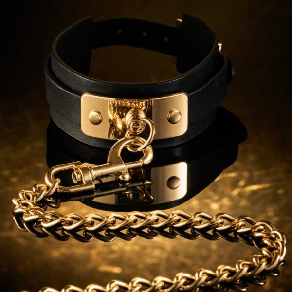 Kinky Diva - Vegas Sinners - Zwarte PU-leren Collar met O-ring en Gouden Leash - Afbeelding 6