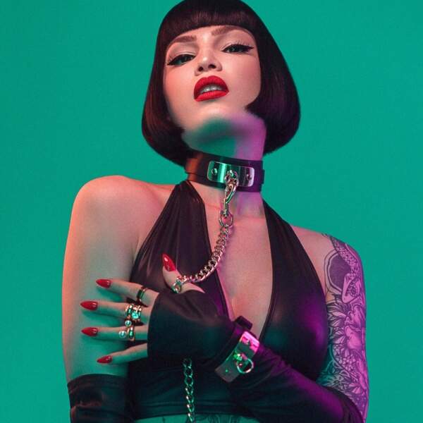 Kinky Diva - Vegas Sinners - Zwarte PU-leren Collar met O-ring en Gouden Leash - Afbeelding 4