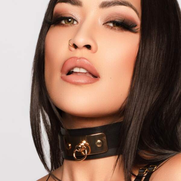 Kinky Diva - Vegas Sinners - Zwarte PU-leren Collar met O-ring en Gouden Leash - Afbeelding 2