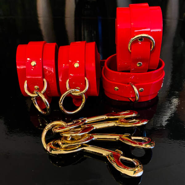 Kinky Diva - Handboeien - Enkelboeien - Hogtie - Complete Set - BDSM - Lak - Rood - Goud - Afbeelding 2
