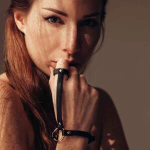 Bijoux Indiscrets - MAZE - Hand Harnas - PU-leer - Zwart