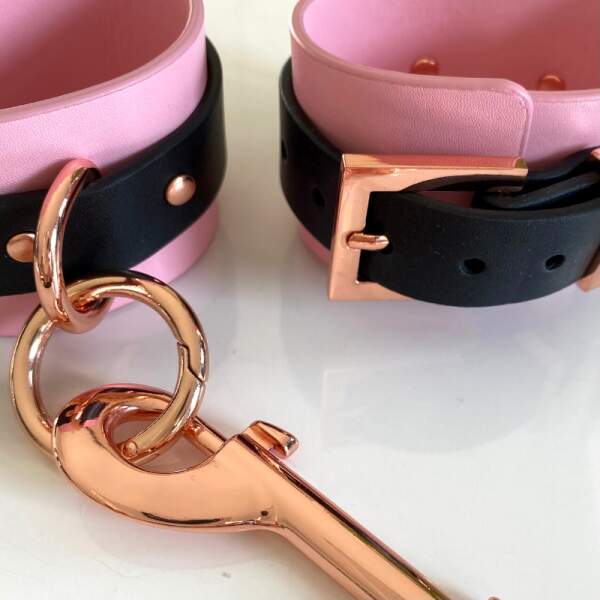Kinky Diva - Hog Tie Set- Handboeien - Enkelboeien - BDSM - PU Leer - Roze - Goud - Afbeelding 3
