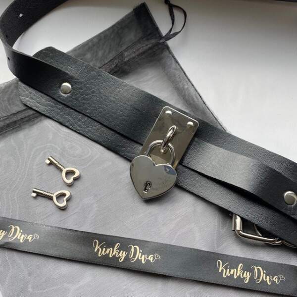 Kinky Diva - Collar Heart Lock - Choker - BDSM - PU Leer - Zwart - Zilver - Afbeelding 4