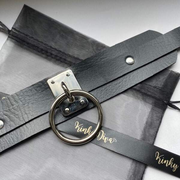 Kinky Diva - Collar - O-Ring - Choker - BDSM - PU Leer - Zwart - Zilver - Afbeelding 3