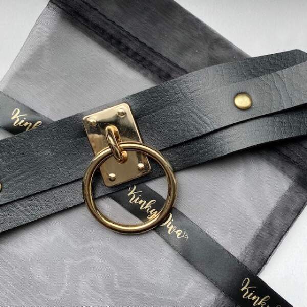 Kinky Diva - Collar - O-Ring - Choker - BDSM - PU Leer - Zwart - Goud - Afbeelding 4