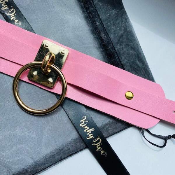 Kinky Diva - O-Ring Collar - Choker - BDSM - PU Leer - Roze - Goud - Afbeelding 2