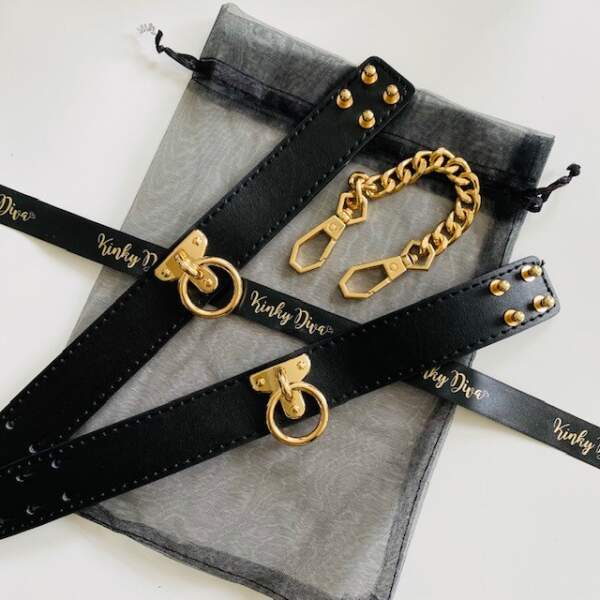 Kinky Diva - Ankle Cuffs - Enkelboeien - BDSM - PU Leer - Zwart - Goud - Afbeelding 2