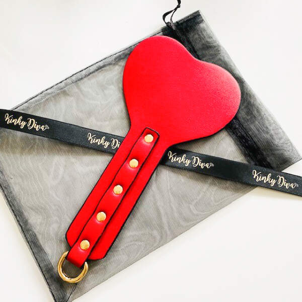 Kinky Diva - Luxury Paddle - Hartvormig - BDSM - PU Leer - Rood - Zwart - Goud - Afbeelding 2