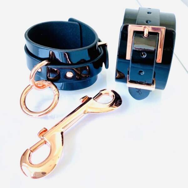 Kinky Diva - Handboeien - Enkelboeien - Hogtie - Complete Set - BDSM - Lak - Zwart - Rosé Goud - Afbeelding 5